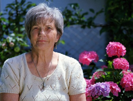 Kuvituskuva: iäkäs nainen puutarhassa